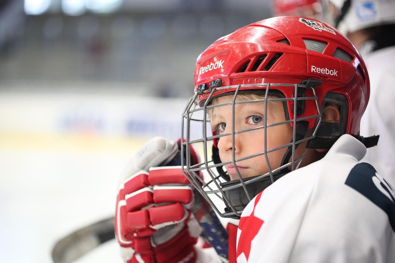 Un jeune enfant qui regarde une patinoire