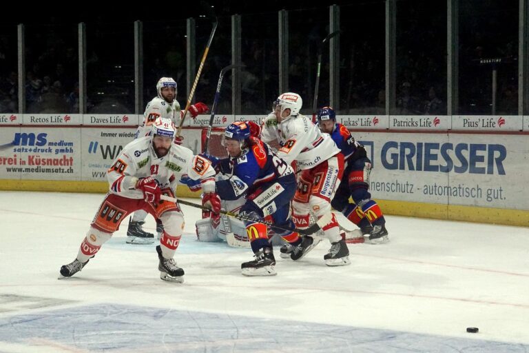 Des gens qui jouent ensemble au hockey pendant l'offensive de l'équipe des blancs
