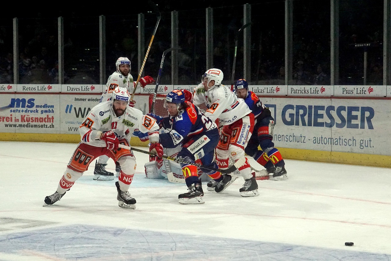 Des gens qui jouent ensemble au hockey pendant l'offensive de l'équipe des blancs