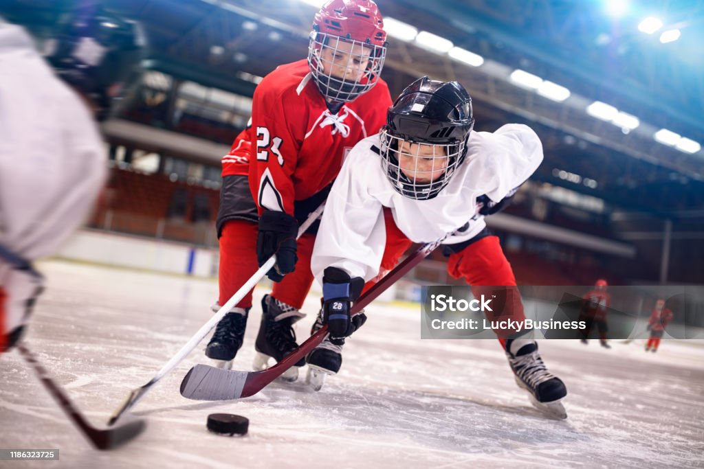 Des joueurs qui jouent au hockey