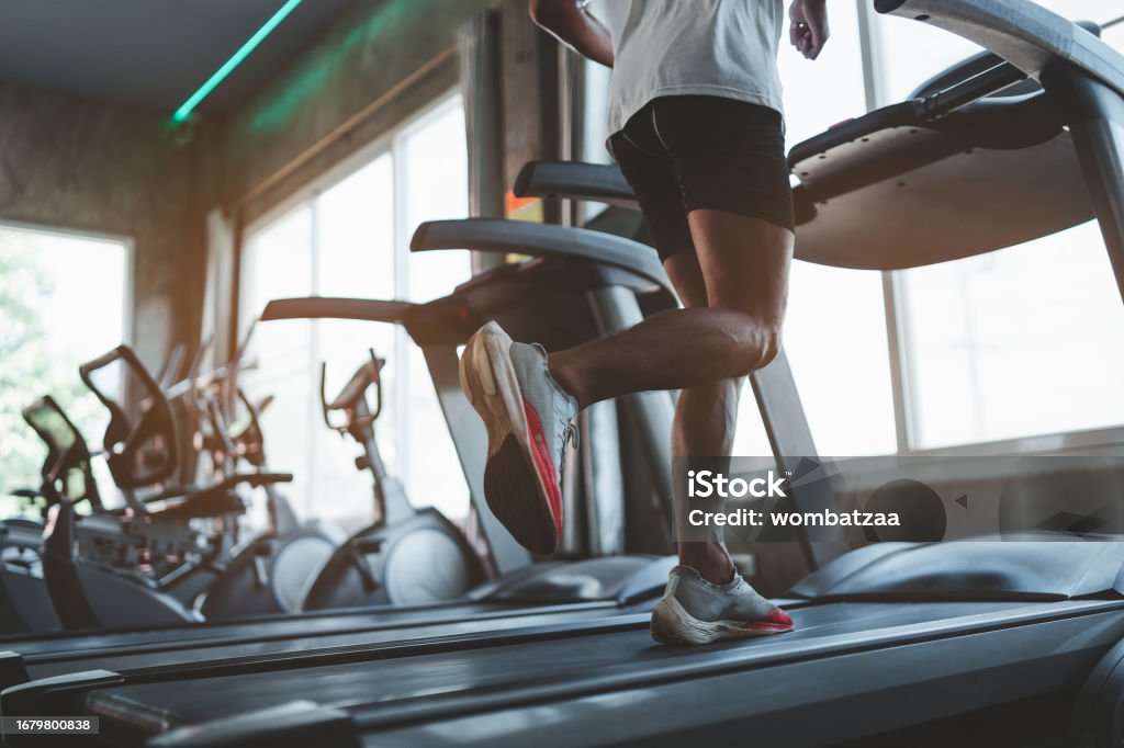 Quelqu'un qui court sur un tapis roulant qui montre un exercice à faire